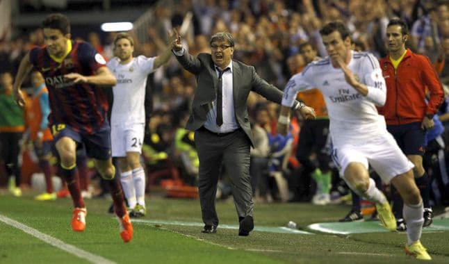 <b>¡Qué golazo de Gareth Bale!</b>
<br>- En la edición 2013-2014 de la Final de Copa del Rey, se midieron Real Madrid y Barcelona en Estadio Mestalla de Valencia. 
<br>- El partido se encontraba igualados 1-1 al minuto 83, pero vino la carrera espectacular de Bale para pintar de blanco la copa.
<br>- Esta es la historia y el análisis de la jugada.