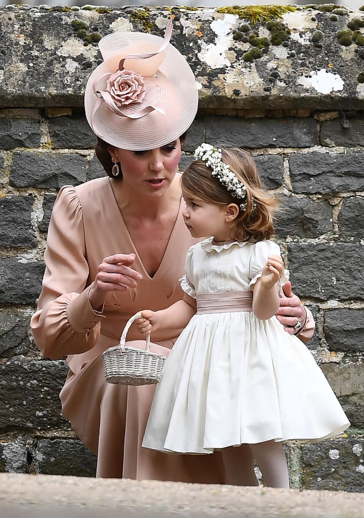 La princesa Charlotte de Cambridge, con apenas dos años de edad, también tuvo participación en el cortejo. Ella es la segunda hija de los duques de Cambridge, William y Kate y la quinta bisnieta de la reina Isabel II.