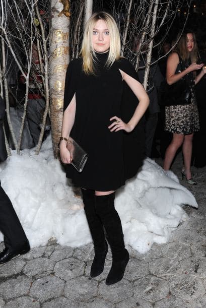Si buscas algo un poco más abrigado, un vestido con capa y botas como el de Dakota Fanning te puede funcionar muy bien.