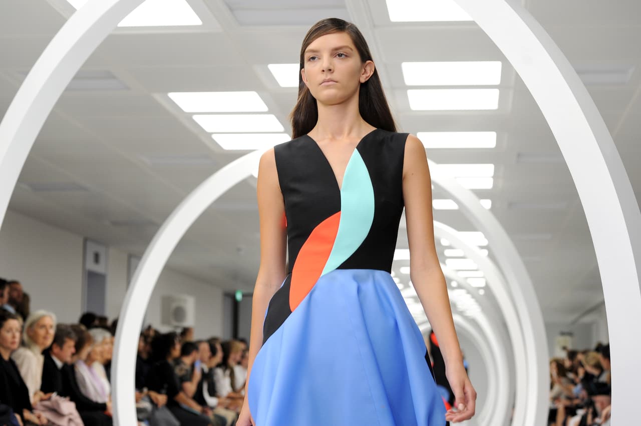 Para esa ocasión Michelle eligió la vivacidad de un vestido creado por 
<b>Roksanda, de la colección Spring 2015</b> de un 
<b>valor de </b>
<a href="https://www.tradesy.com/dresses/roksanda-ilincic-dress-18080170/?utm_medium=pla&utm_source=gpl&gclid=Cj0KEQiA-MPCBRCZ0q23tPGm6_8BEiQAgw_bAtga8YxP-rBKOvDr25O1mBUOFleZI6otG1oURGDbrPsaAmO08P8HAQ">2,175 dólares</a>