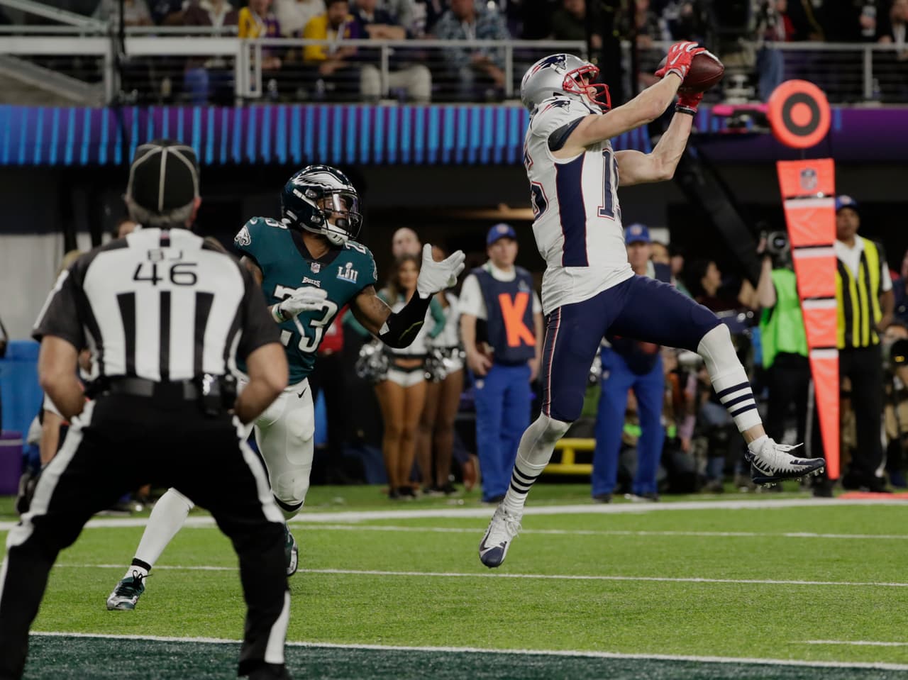Lo de Tom Brady es increíble. En menos de dos minutos comanda una nueva ofensiva de anotación. Los Patriots están de vuelta en el marcador. Con 3:23 en el tercer cuarto, Eagles 29 - 26 Patriots.