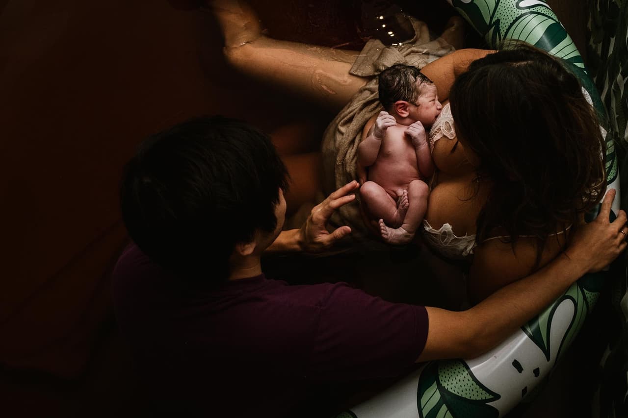 Con el agua toda teñida de sangre y el bebé en su regazo, la fotografía de esta familia tomada por 
<a href="https://www.toninichole.com/" target="_blank">Toni Nichole Photos</a> obtuvo el reconocimiento del tercer lugar.
