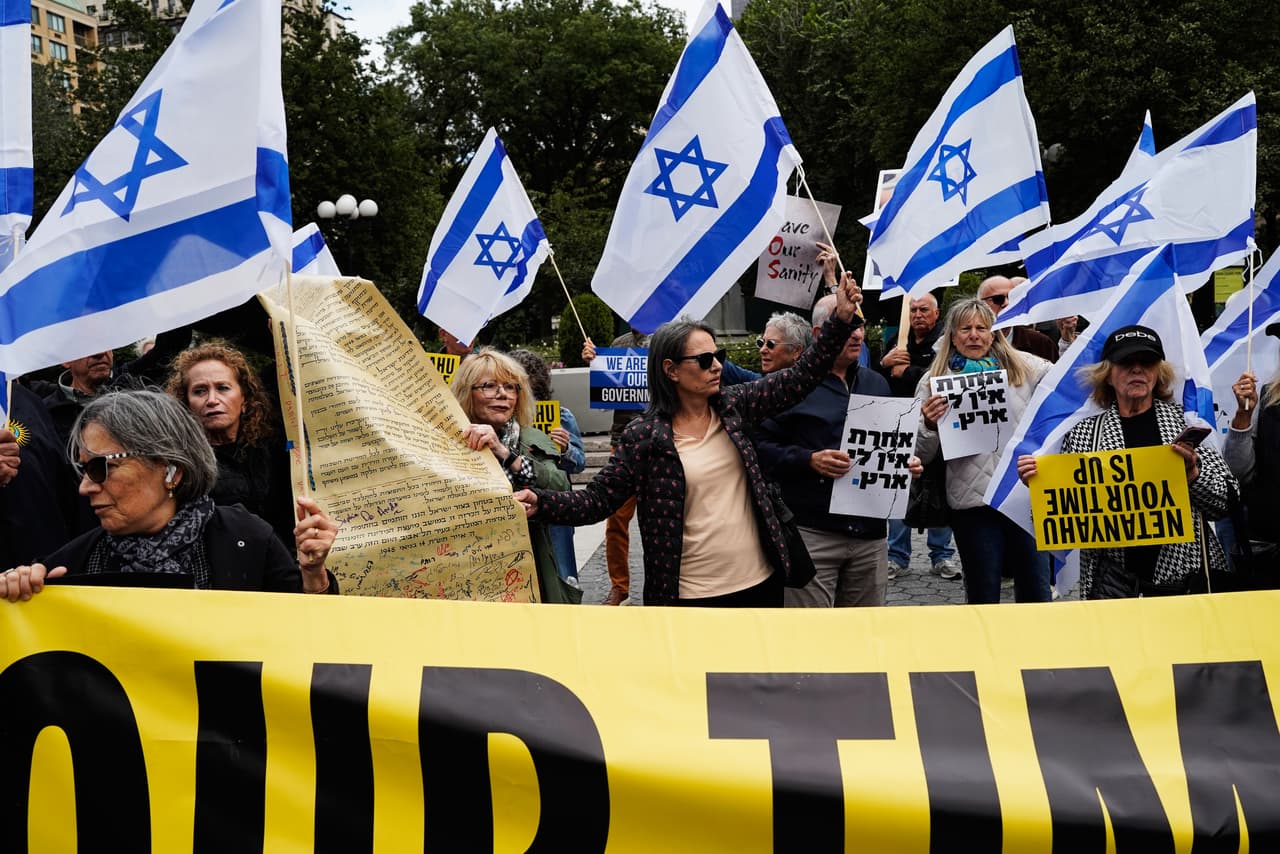 Manifestantes ondearon banderas de Israel durante una protesta realizada este jueves en Nueva York, en las inmediaciones de la sede de las Naciones Unidas, previo al discurso del primer ministro israelí, Benjamin Netanyahu, ante la Asamblea General de la ONU.
<br>