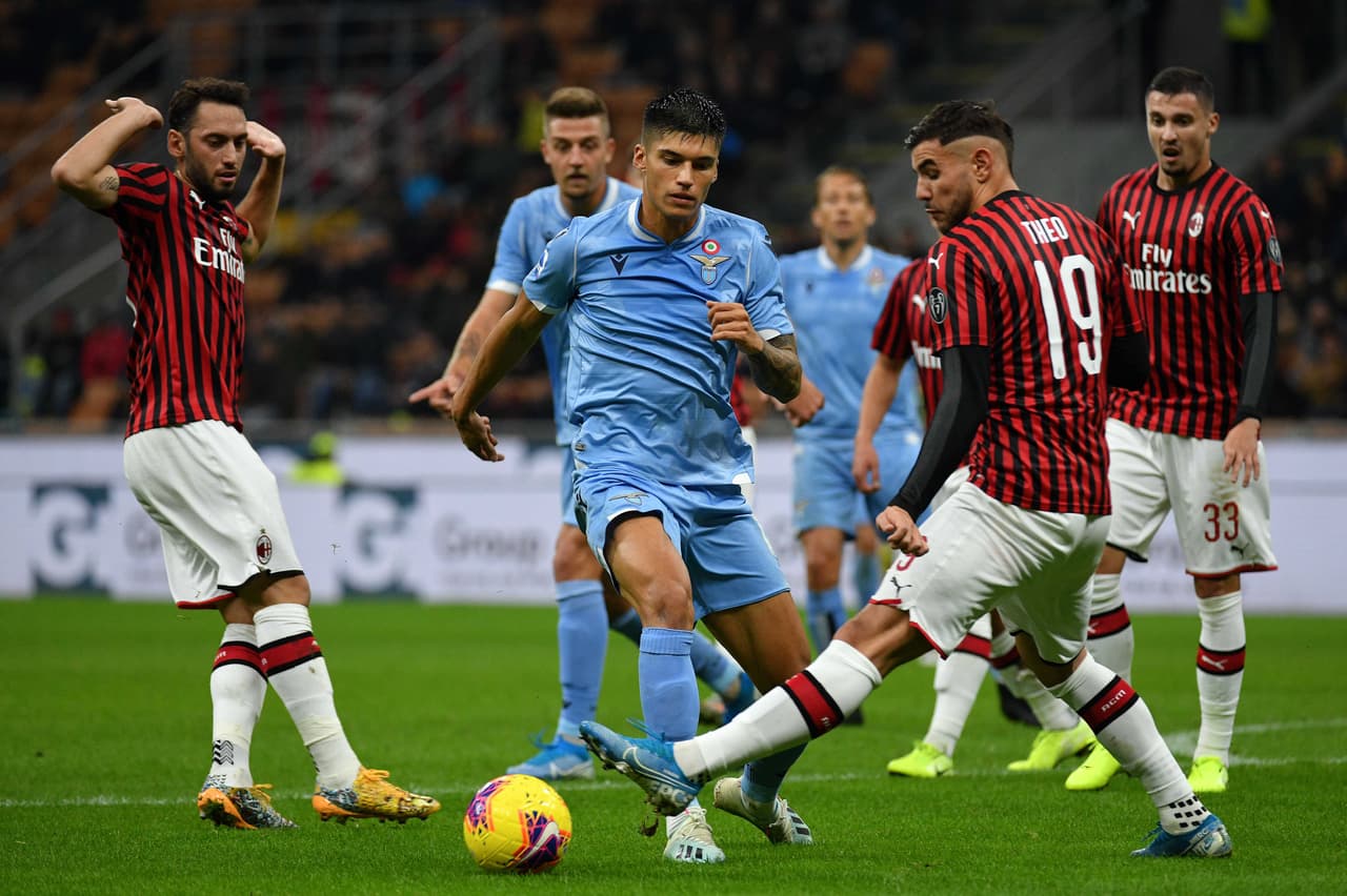 Joaquin Correa del SS Lazio en la lucha por el balón con Theo Hernandez del AC Milan.