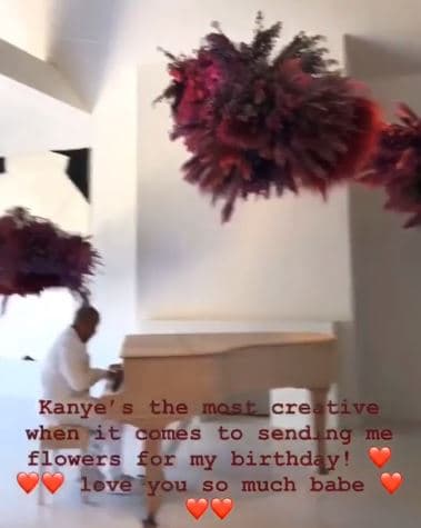 En su cuenta de Snapchat, Kim mostró varios clips de la celebración que inició por la mañana del sábado 20 de octubre: "Kanye es la persona más creativa en lo que se refiere a mandarme flores en mi cumpleaños. Te quiero tanto", escribió la empresaria junto a un video donde mostró a un pianista tocando una pieza para ella.
