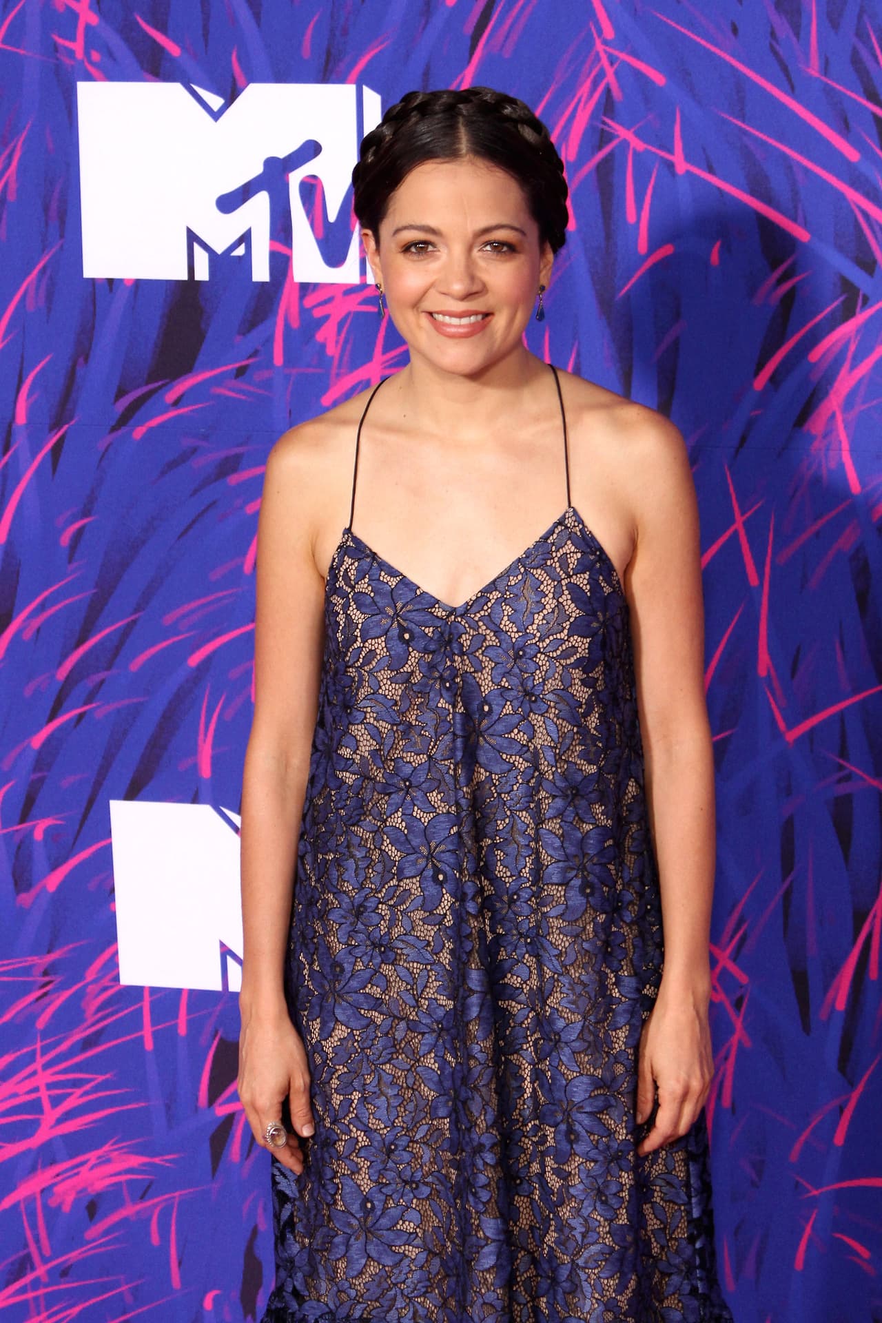 En los premios MTV de 2016, Natalia optó por un vestido morado con flores muy cómodo para el verano.