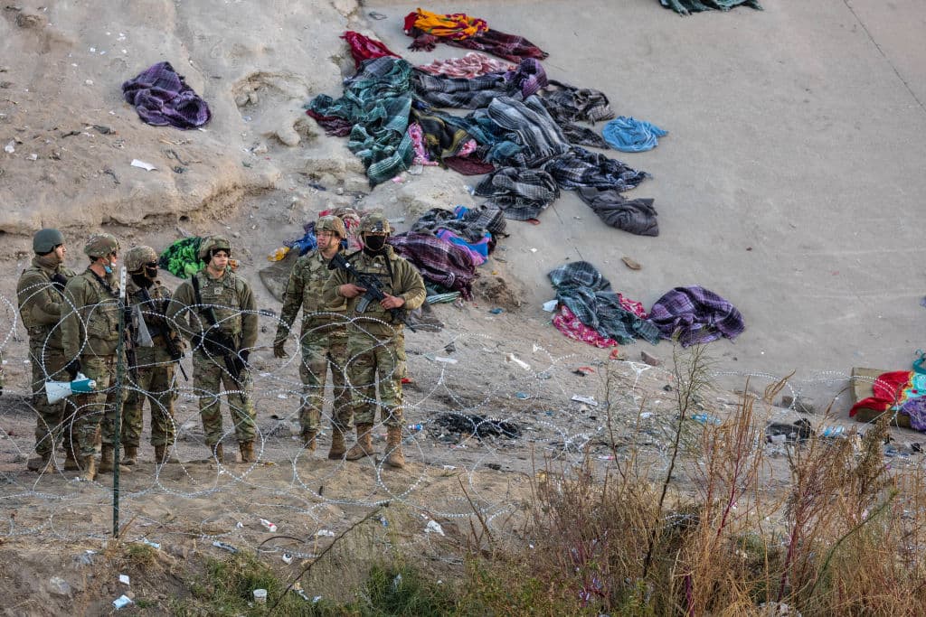 Este martes, cientos de personas se habían congregado junto a la alambrada de cuchillas colocada por la Guardia Nacional de Texas, pero se marcharon por la tarde cuando las autoridades estadounidenses les dijeron que acudieran a una puerta para ser procesados en pequeños grupos, informó la agencia AP.