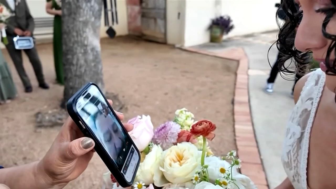 Novia comparte su boda por videollamada con su padre detenido por ICE: “Te guardamos tu silla papi, te amo mucho”