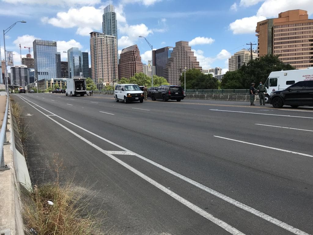 Según la policía, la conductora del automóvil se detuvo en el puente y se negó a salir a pesar de los esfuerzos de SWAT. Más tarde fue detenida.