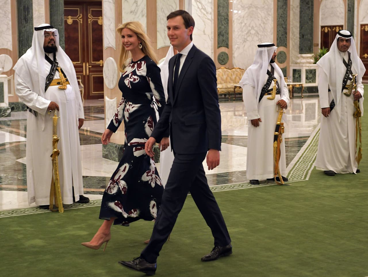 Ivanka Trump, que viajó a Riad como parte del equipo de consejeros del presidente, llegó a la corte real saudí junto con su esposo Jared Kushner. Para el primer viaje oficial de su padre como presidente al exterior, eligió un vestido largo con grandes flores estampadas y unos 
<i>stilettos</i> nude. Como la primera dama, tampoco usó velo.