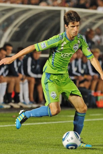 En el mediocampo: El uruguayo Alvaro Fernández sigue demostrando todo su talento y calidad. Sus pases y visión del campo de juego marcan diferencia con el resto.