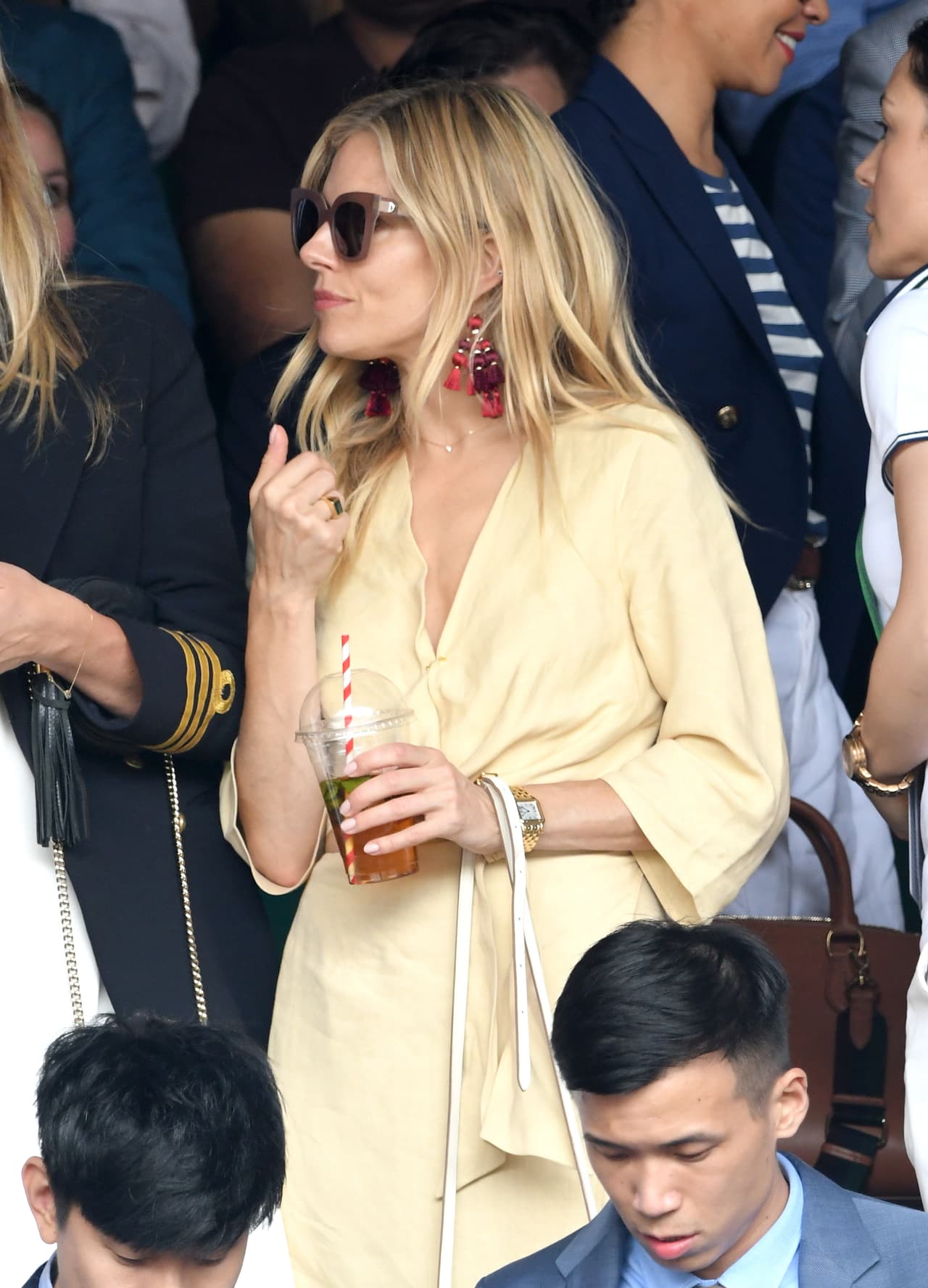 La también actriz Sienna Miller se dio cita en la cancha central.