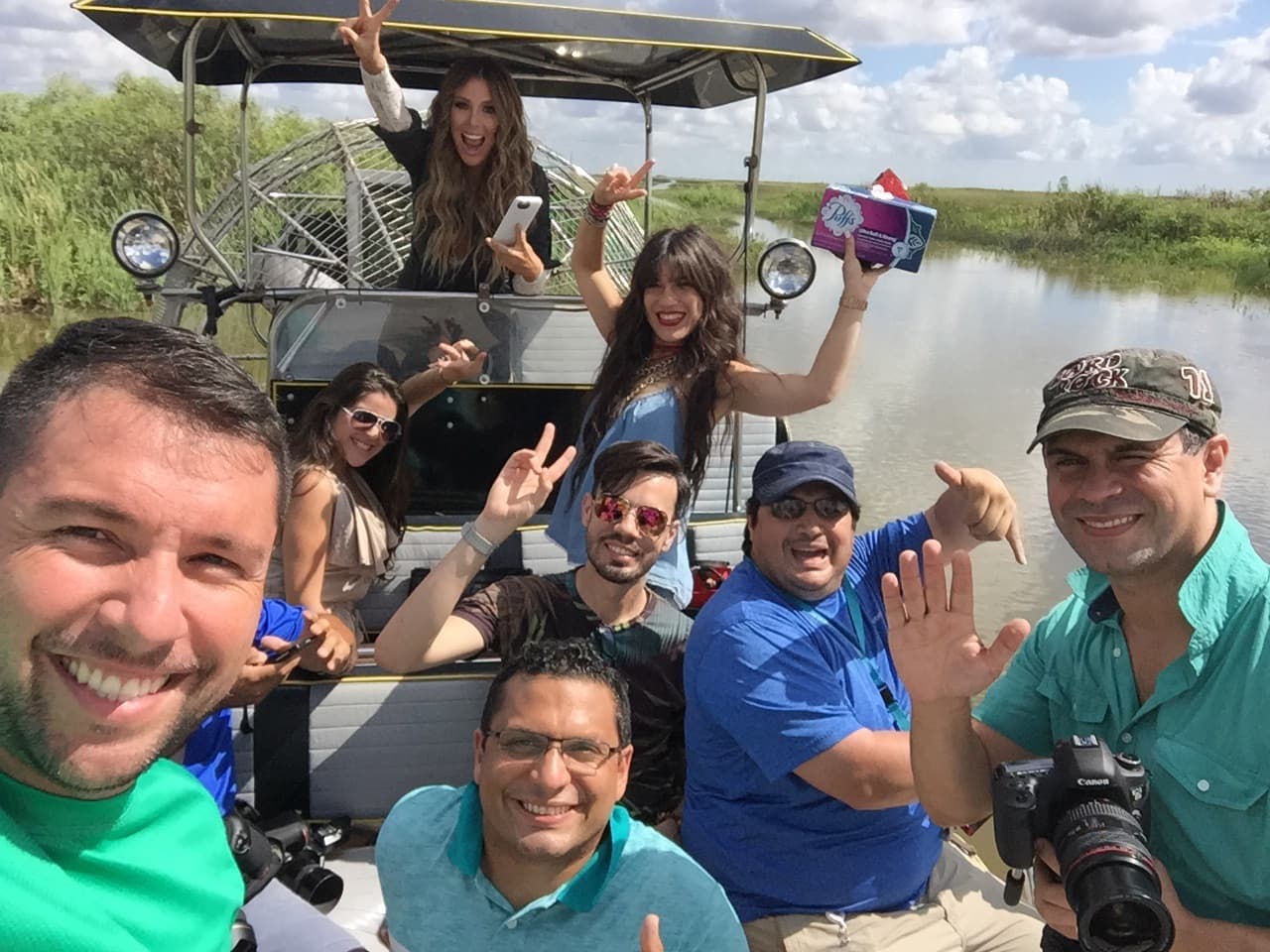 La producción no dejó pasar la oportunidad de posar con estas reinas.