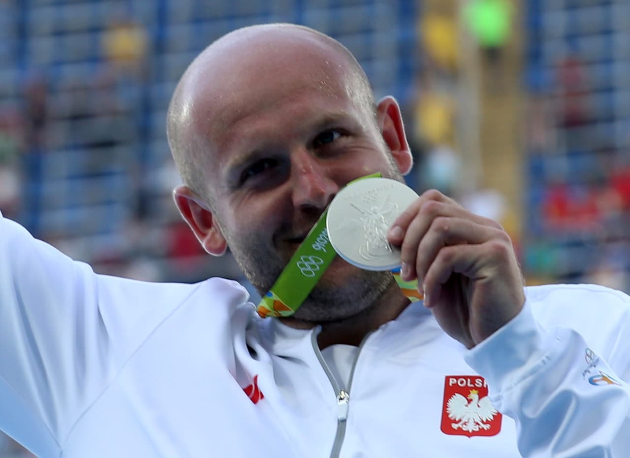 Atleta polaco subasta su medalla de plata para ayudar a un niño con cáncer