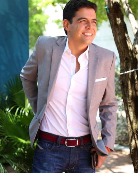 Orlando siempre feliz ante las cámaras, poniéndole emoción a todo lo que hace.