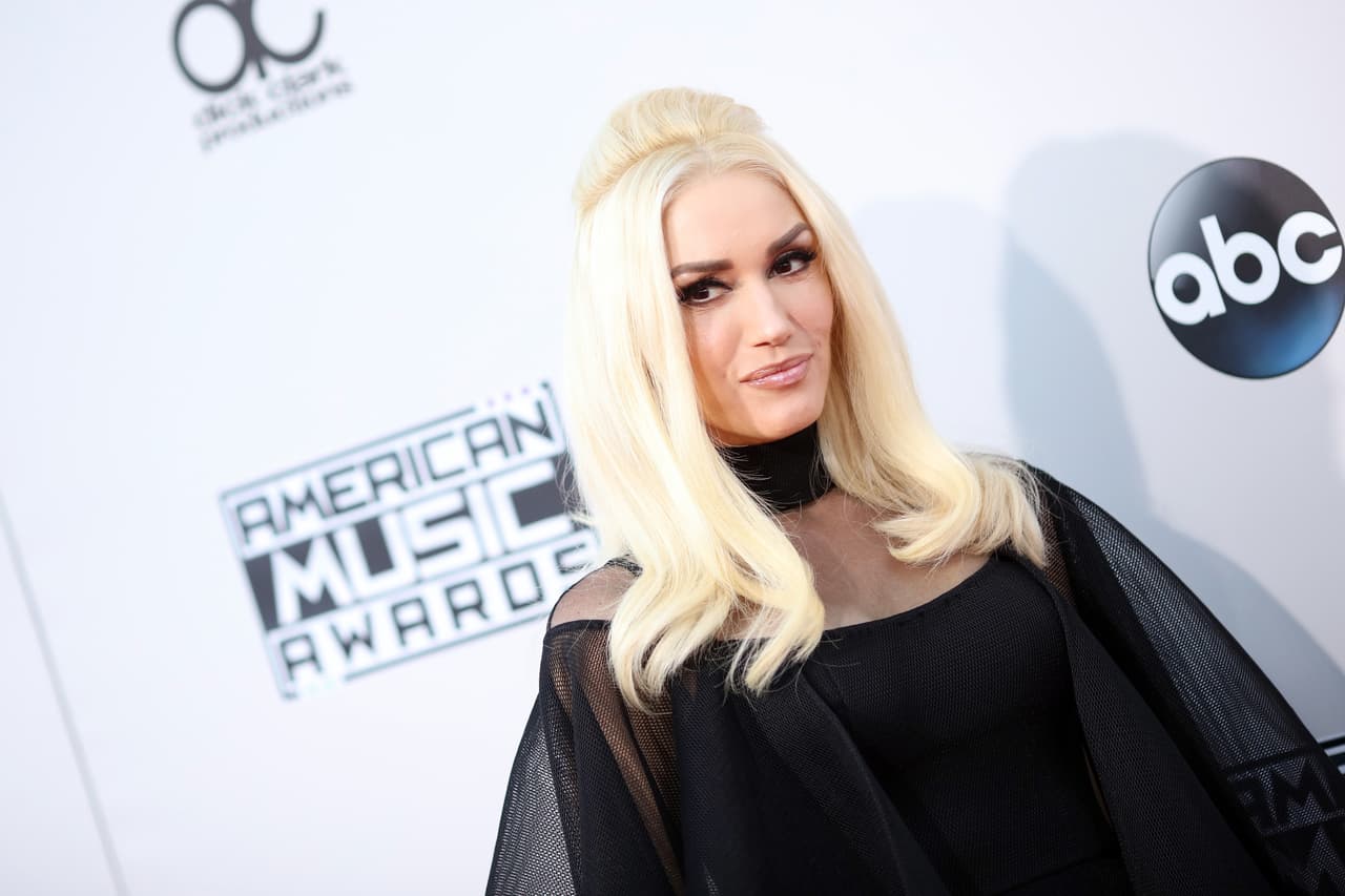 Gwen Stefany, con un rostro divino y vestida de negro.
