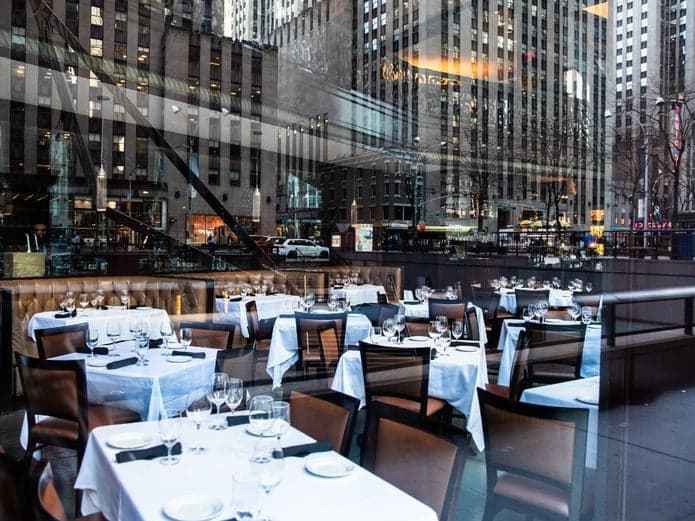 Bares, restaurantes y gimnasios en el estado de Nueva York deberán cerrar a las 10 p.m., anuncia Cuomo