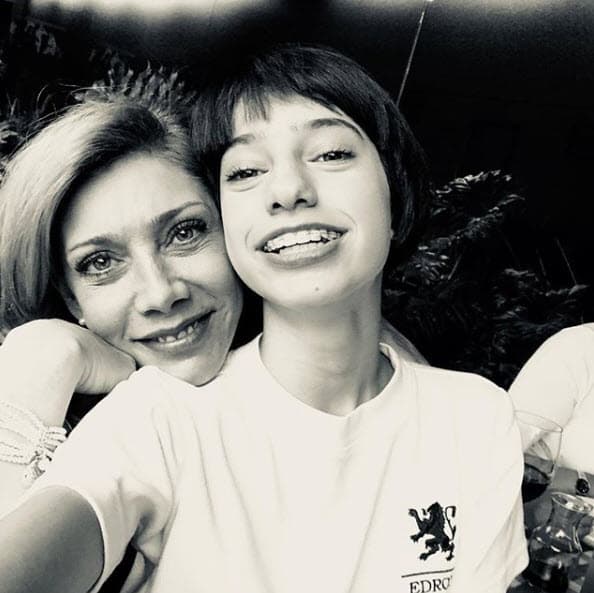 Pero mientras Elisa Fernanda hace sus pininos para ser actriz,
<b><a href="https://www.univision.com/famosos/hija-de-cynthia-klitbo-la-acusa-homofobica-racista-fotos" target="_blank">no deja de padecer los embates</a></b> que la mayoría de los adolescentes sufre.
<br>