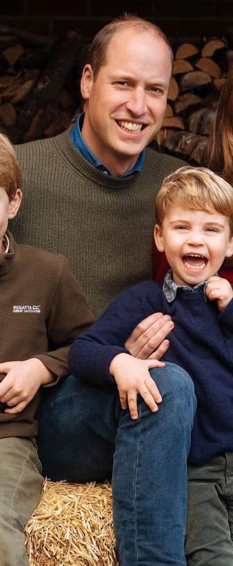 En la postal navideña de 2020, el duque continúa con el estilo casual. Para la imagen, prefirió un jersey verde que se puso sobre una camisa azul. Sus jeans son más claros que los de Middleton.