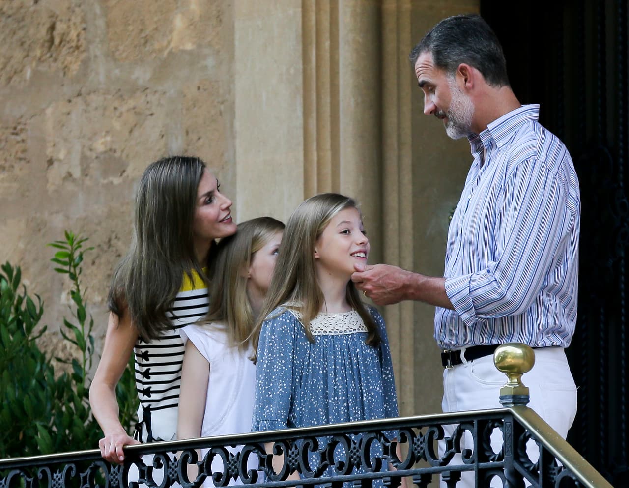 La familia compartió gestos de unión y complicidad. Como el de esta imagen, en la que el rey Felipe acaricia la barbilla de la mayor de sus hijas.