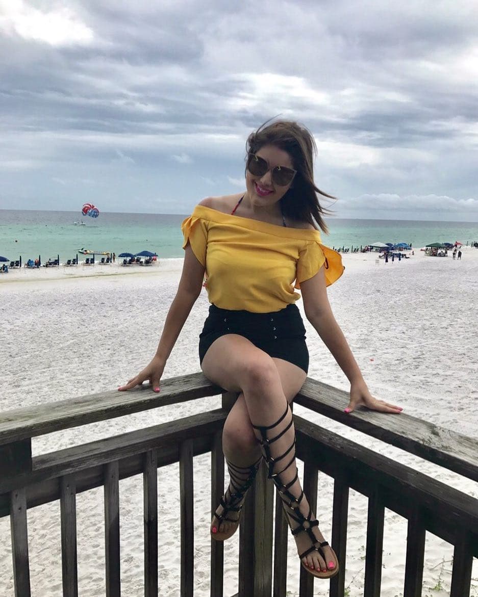 También le gusta mucho ir a cine y en general, vivir cada momento y disfrutarlo con sus seres queridos.