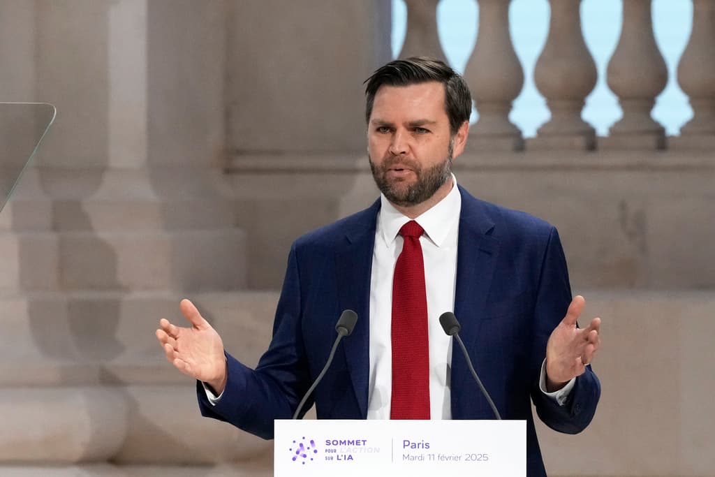 JD Vance durante su discurso en la cumbre de Inteligencia Artificial en París, este martes 11 de febrero de 2025, en su debut internacional como vicepresidente de EEUU.