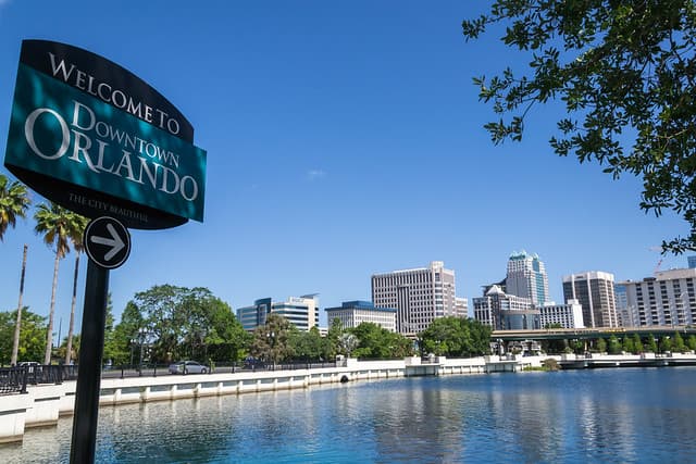 El estudio señala que quizás será necesario que los jubilados comiencen a invertir en la ciudad de 
<b>Orlando, Florida</b>. Este año se corona como la mejor ciudad para jubilados según el índice creado por el sitio web 
<a href="https://wallethub.com/edu/best-places-to-retire/6165/" target="_blank">WalletHub</a>. 
<br>