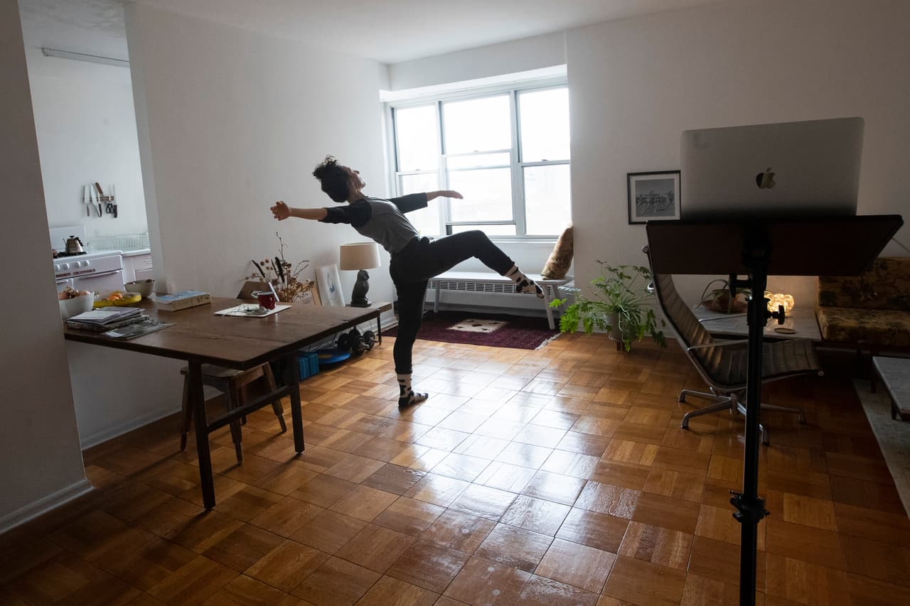 <b>La danza no se detiene.</b> La coreógrafa Netta Yerushalmy en casa durante un ensayo con otros bailarines compartido por Zoom. La bailarina y sus colegas han procurado que el movimiento de danza en la ciudad de Nueva York continúe a pesar de la pandemia. 23 de abril.