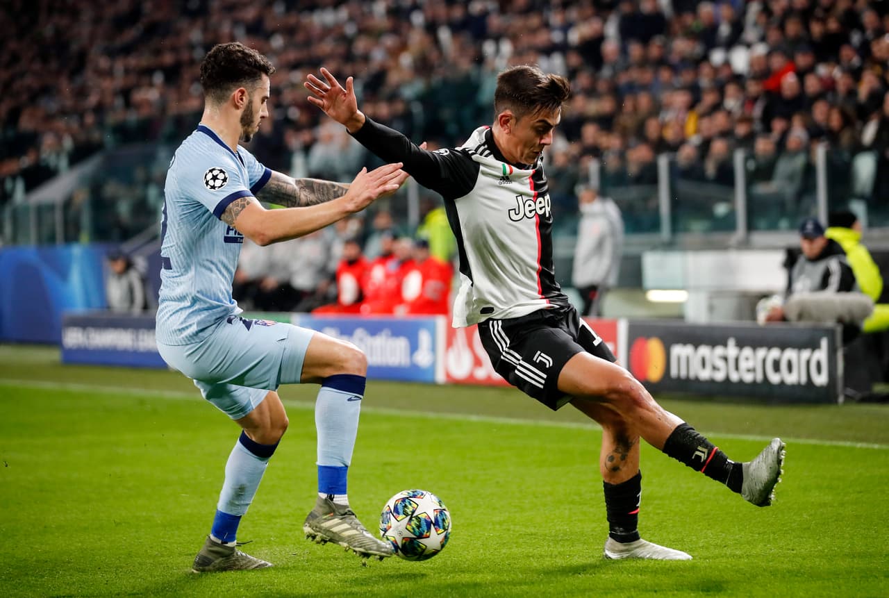 Paulo Dybala disputa la pelota con Mario Hermoso.