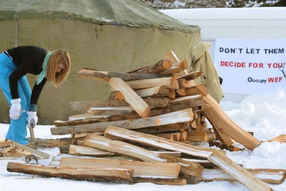 "El WEF (World Economic Forum) es un foro donde se encuentran las élites autodesignadas. Es importante movilizarse contra esta situación", declaró a la AFP el presidente de la Juventud Socialista Suiza, David Roth.