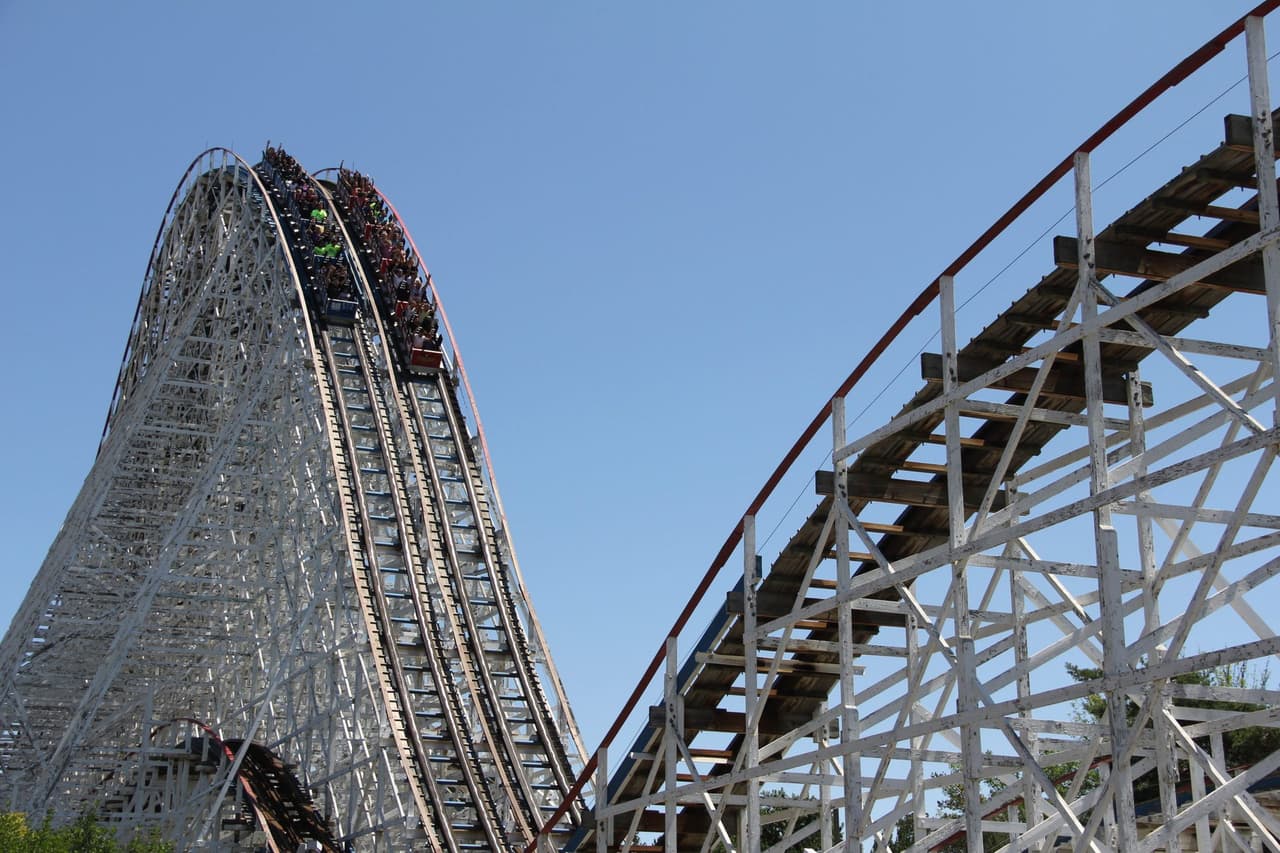 En 2016, Stacy Rosenbach presentó la demanda en el Tribunal de Circuito del Condado de Lake en nombre de su hijo, Alexander, después de que Six Flags supuestamente escaneara su huella digital sin permiso durante una excursión escolar.