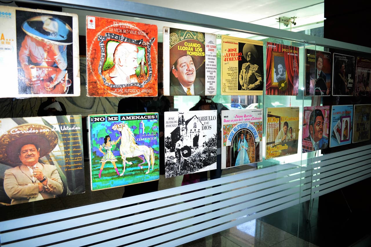 Entre los muchos discos que grabó José Alfredo Jiménez se encuentra uno que realizó con Banda El Recodo, cantando sus grandes éxitos en 1984.