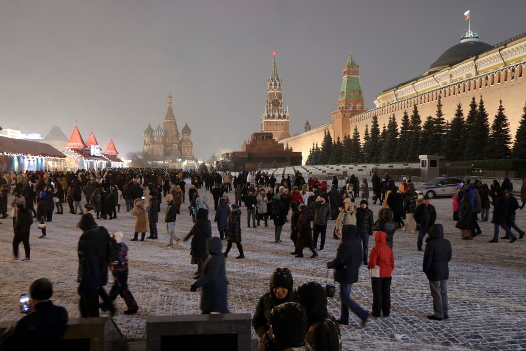 En Rusia la gente camina por la Plaza Roja, la cual es un punto de reunión para los que quieren despedir el año rodeados de amigos y familia, pero también de miles de desconocidos. En tu país, ¿dónde se reúne la gente la última noche del año?