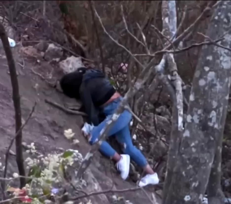 Tan solo tres días después de reportar su desaparición, un poblador halló el cadáver de Oliv
<b>a en un vertedero de basura con más de 30 puñaladas.</b> Según las autoridades, por el contexto en el que estaba el cuerpo, la joven había tratado de pedir ayuda. 
<br>