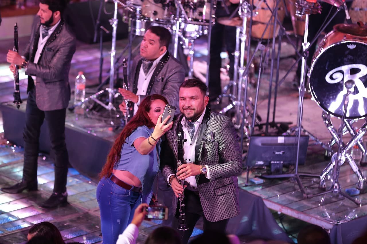 Nunca falta la fanática que se toma la foto con Poncho Lizárraga.