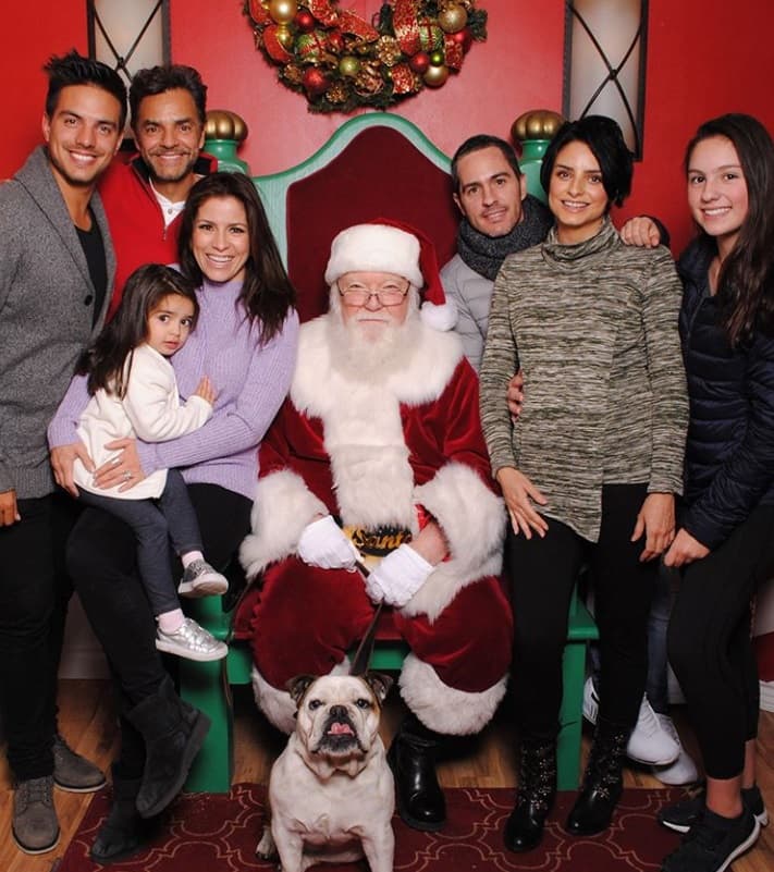 La familia Derbez se reunió en Los Ángeles, California, lugar donde residen Eugenio Derbez y Alessandra Rosaldo con Aitana, la hija de ambos. Para celebrar esta fecha tan especial visitaron un parque de diversiones y aprovecharon para tomarse una foto con Santa Claus.