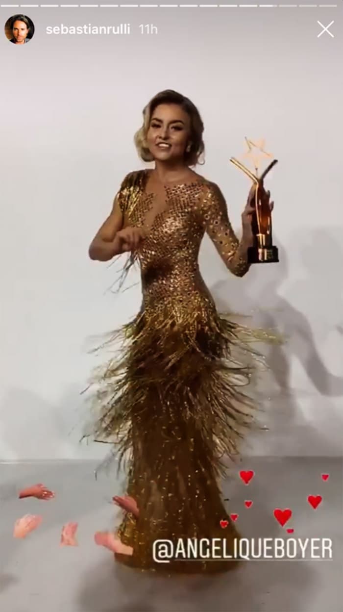 Tras recibir el premio de la categoría Mejor actriz protagónica por 'Amar a muerte', acaparó la atención al mostrarse con el mismo vestido, pero colocado en la posición correcta. Más tarde diría que se trató de un diseño "reversible".