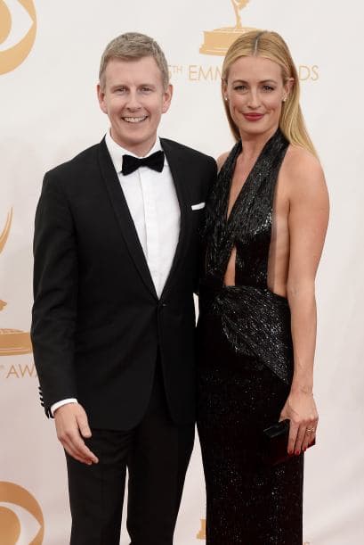 Los trajes que lucieron las damas en los Premios Emy demuestran que el arte de llamar la atención estaba concentrado en llevar y lucir cada pieza, regia, con detalles inesperados, como un toque de color o simplicidad de líneas. Telas suaves o flotantes, colores sosegados o llamativos, diseños sobrios o atrevidos. Míralos todos y ¡copia lo que más te guste!, ahora llega la temporada de fiestas y tú puedes lucir como las estrellas.