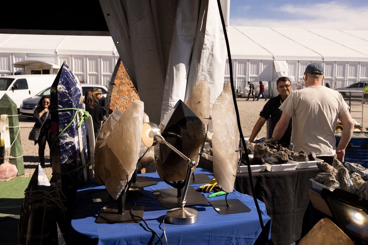 Las esculturas de roca y cuarzo se exhiben a la venta en la exhibición de la 22nd Street en Tucson, Arizona.