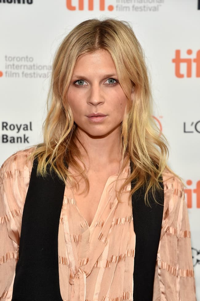 Clemenence Poesy. La rubia actriz es una de las favoritas de muchas marcas como Burberry y Chanel. Su estilo es muy francés y preppy. Su look insignia son los pantalones de lana, camisa y trench.