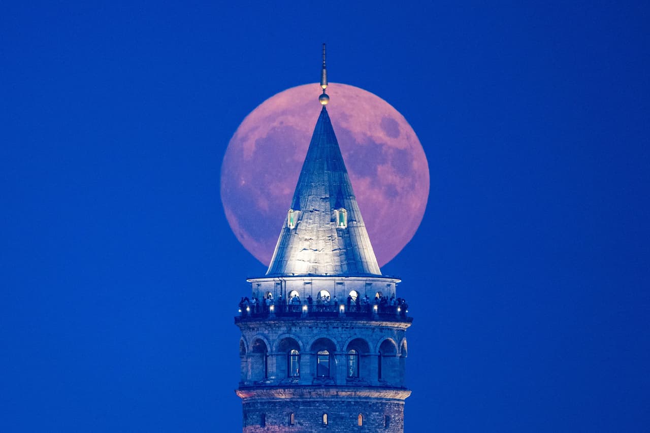 Una espectacular postal captada desde Estambul, Turquía, durante la segunda Luna llena del mes.