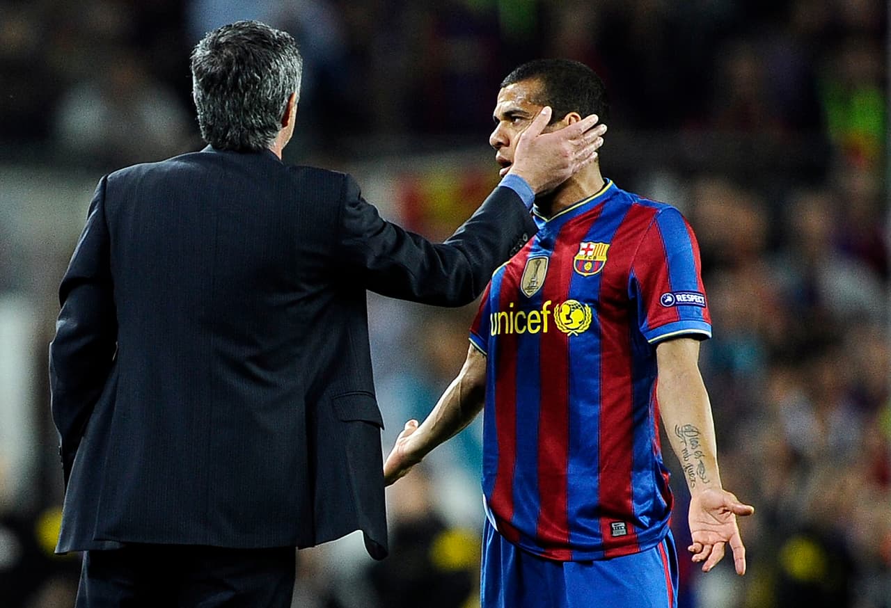 Dani Alves es otro de los jugadores del Barcelona con el que ha tenido enfrentamientos encarándose en el campo y luego burlándose de forma sarcástica de unas declaraciones del lateral brasileño.