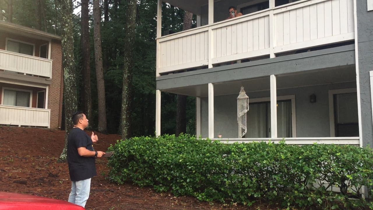 Las comunidades inmigrantes de Georgia vivieron entre los rumores y el miedo el inicio de lo que según el gobierno federal serán varios días de operativos para poner bajo custodia y deportar a indocumentados. En horas de la tarde de este domingo, tanto grupos activistas como Inmigración no habían confirmado detenciones en la región. Al norte de Atlanta, más de 70 personas se reunieron desde muy temprano en la sede de la organización Alianza Latina de Georgia por los Derechos Humanos (GLAHR), desde donde se formaron una decena de grupos que salieron a verificar si agentes del Servicio de Inmigración y Control de Aduanas de los Estados Unidos (ICE) estaban en los vecindarios arrestando a personas.