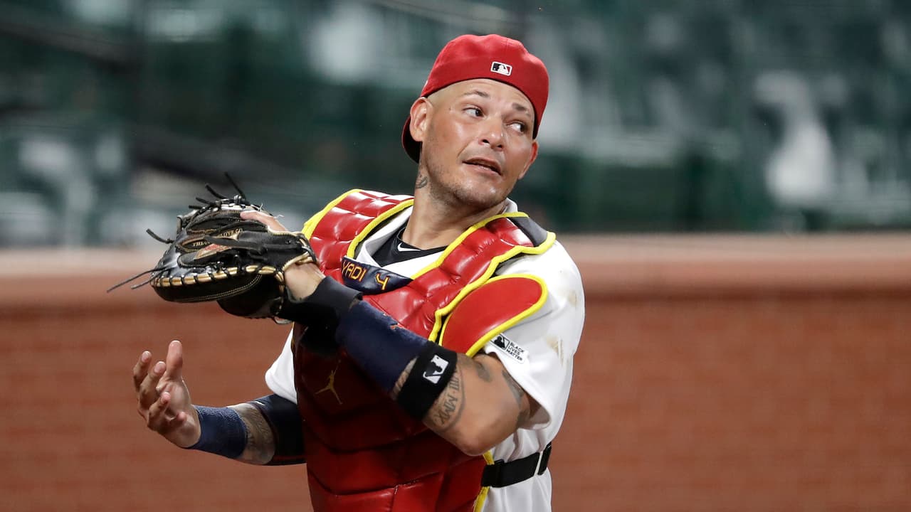 Yadier Molina regresa al 'dugout' de San Luis tras viaje a Puerto Rico para final del Baloncesto Superior nacional 
