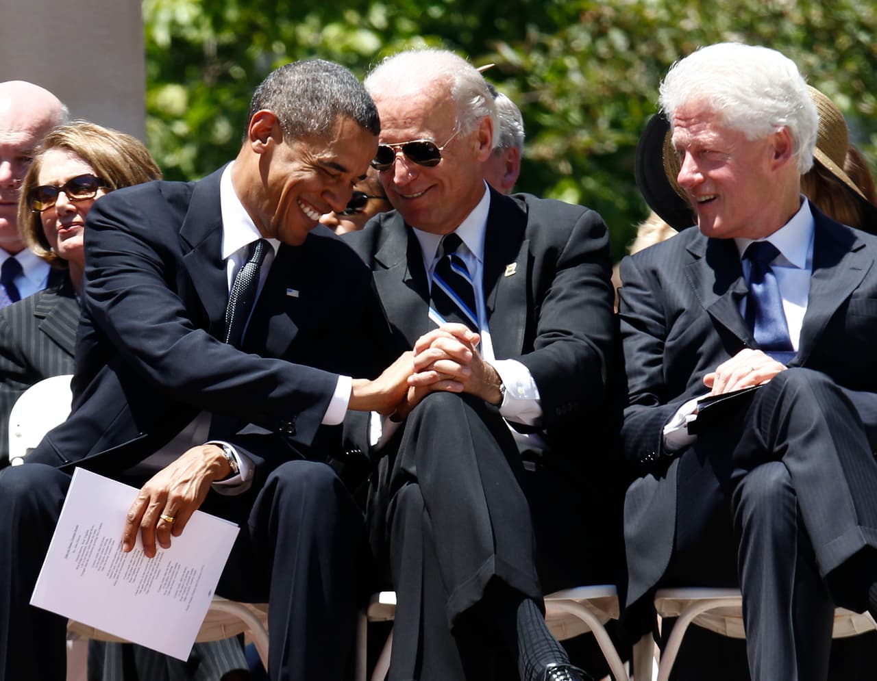 En esta fotografía de 2010 Joe Biden ríe junto a Barack Obama y el expresidente Bill Clinton durante el funeral de Robert Byrd, quien fue senador por Virginia Occidental desde 1959 hasta 2010. Ese año se aprobó un nuevo tratado de reducción de armas entre EEUU y Rusia, para lo que fue clave las conecciones de Biden en el Senado.