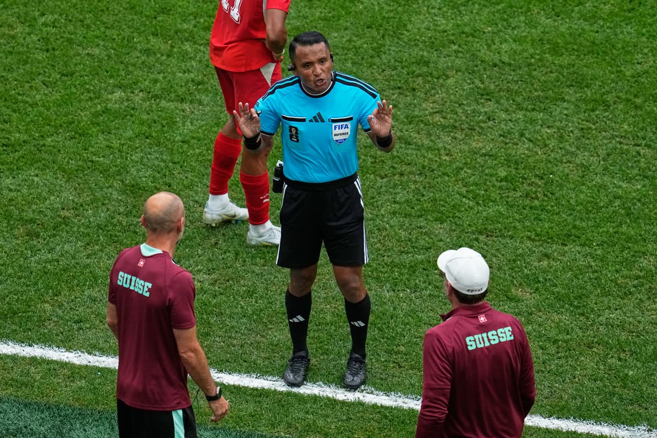 El árbitro salvadoreño Ivan Arcides Barton Cisneros se dirige al banquillo de Suiza durante el partido de octavos de final de la Copa del Mundo contra Colombia en Vancouver, Columbia Británica, el martes 7 de julio de 2026.