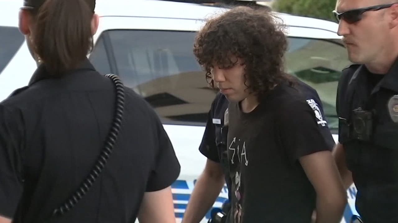 Un estudiante mata a 2 jóvenes y deja 4 heridos en tiroteo en Universidad de Carolina del Norte
