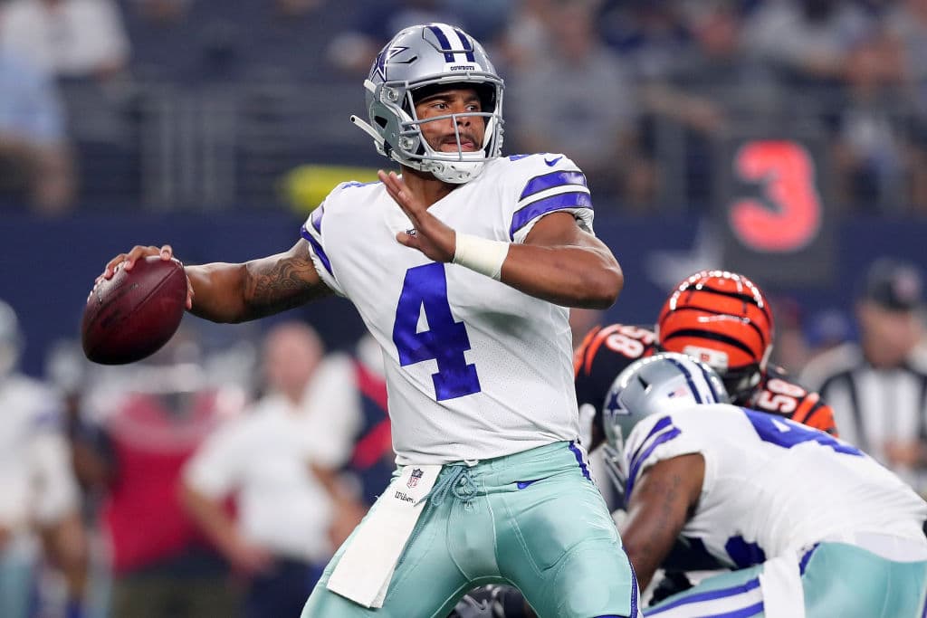 14) 
<b>Dak Prescott, Dallas Cowboys</b>. Su año de novato (2016) fue increíble, en 2017 lo aterrizaron. Con un año más de experiencia se espera explote sus virtudes como su gran paciencia en el bolsillo.