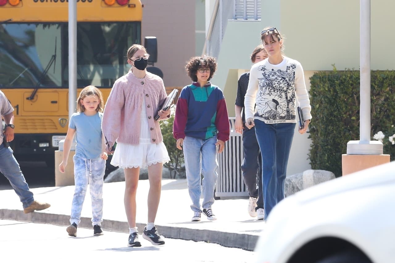 Garner apareció nada menos que caminando al lado de 
<b><a href="https://www.univision.com/famosos/jennifer-lopez-hija-emme-talentosa-canto-beisbol" target="_blank">Emme, la hija de 14 años de Jennifer López. </a></b>
<br>