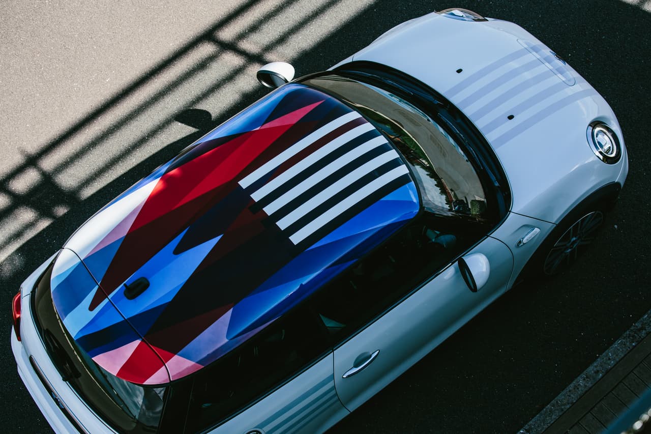 El gráfico del toldo se aplicó a mano en varias capas. Incorpora detalles de las banderas del príncipe Harry y Meghan Markle (la británica y la estadounidense). En esta imagen también se pueden apreciar las franjas plateadas montada en el cofre.